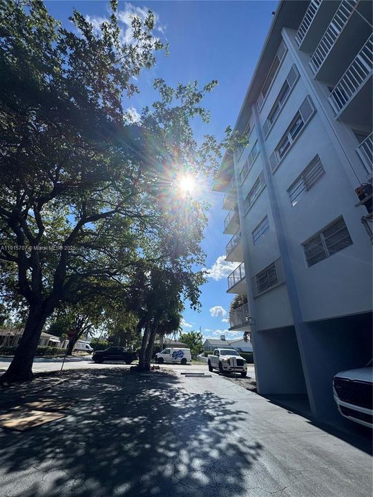 Active With Contract: $1,875 (1 beds, 1 baths, 898 Square Feet)