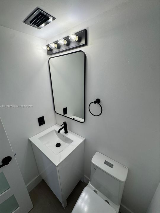 Active With Contract: $1,875 (1 beds, 1 baths, 898 Square Feet)