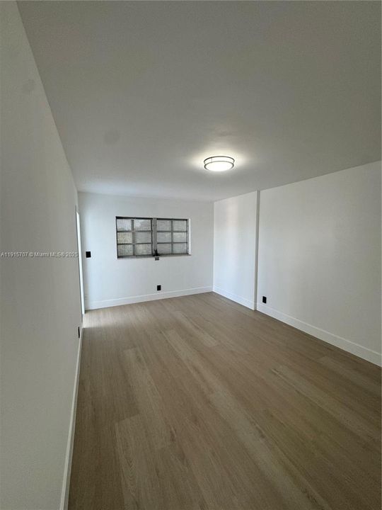 Active With Contract: $1,875 (1 beds, 1 baths, 898 Square Feet)