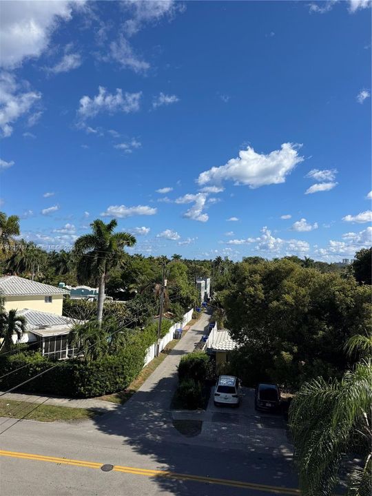 Active With Contract: $1,875 (1 beds, 1 baths, 898 Square Feet)