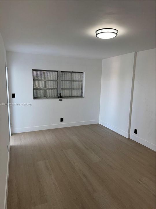 Active With Contract: $1,875 (1 beds, 1 baths, 898 Square Feet)
