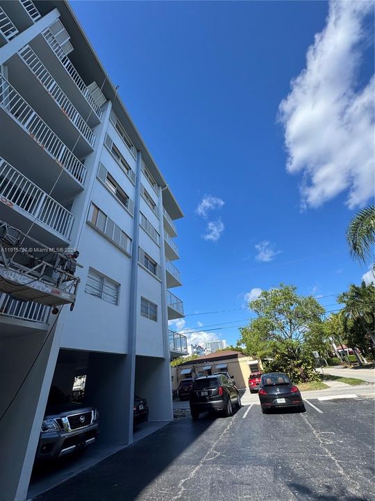 Active With Contract: $1,875 (1 beds, 1 baths, 898 Square Feet)