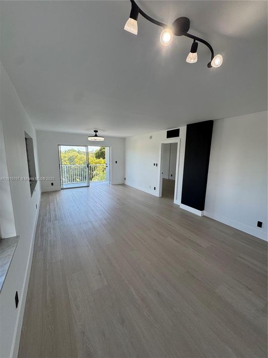 Active With Contract: $1,875 (1 beds, 1 baths, 898 Square Feet)