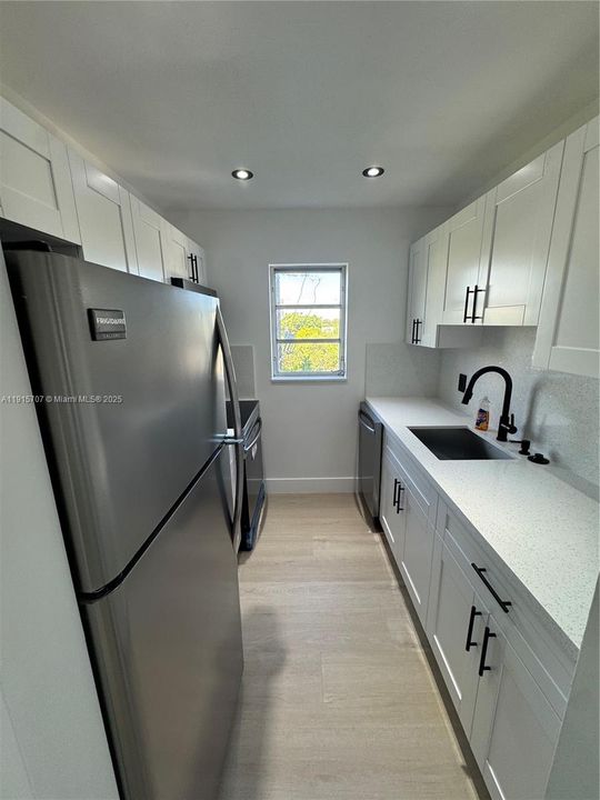 Active With Contract: $1,875 (1 beds, 1 baths, 898 Square Feet)