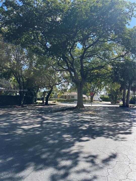 Active With Contract: $1,875 (1 beds, 1 baths, 898 Square Feet)