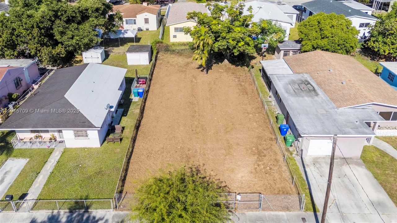 待售: $319,900 (0.13 acres)