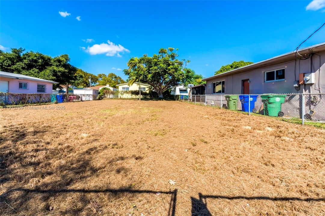 待售: $319,900 (0.13 acres)