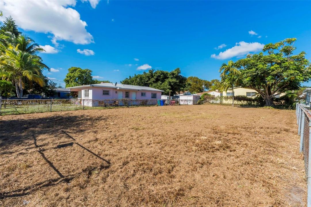 待售: $319,900 (0.13 acres)