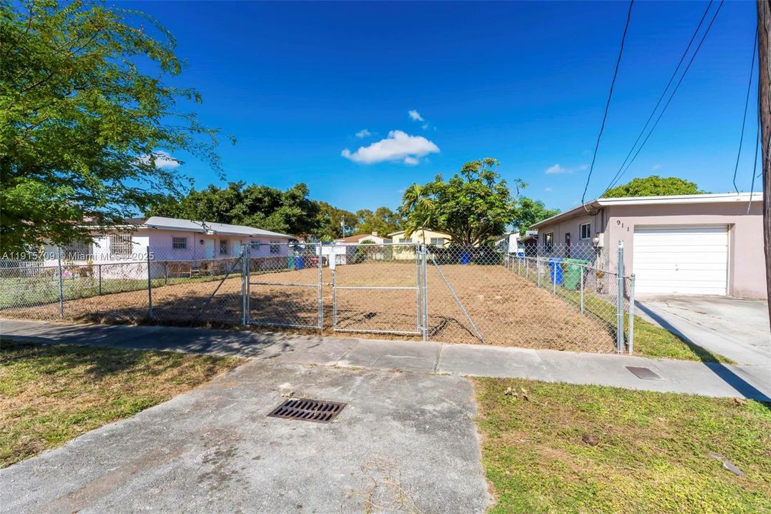 待售: $319,900 (0.13 acres)