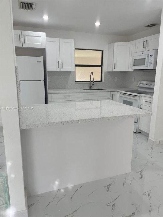 出租: $2,000 (3 贝兹, 2 浴室, 0 平方英尺)