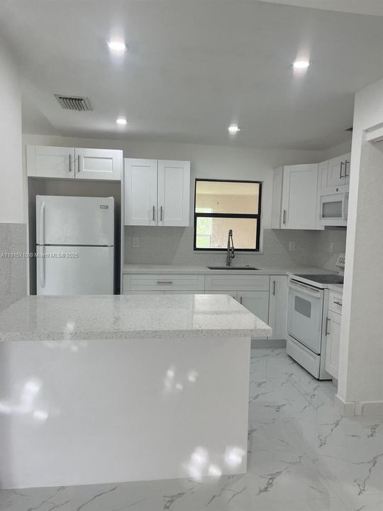 出租: $2,000 (3 贝兹, 2 浴室, 0 平方英尺)