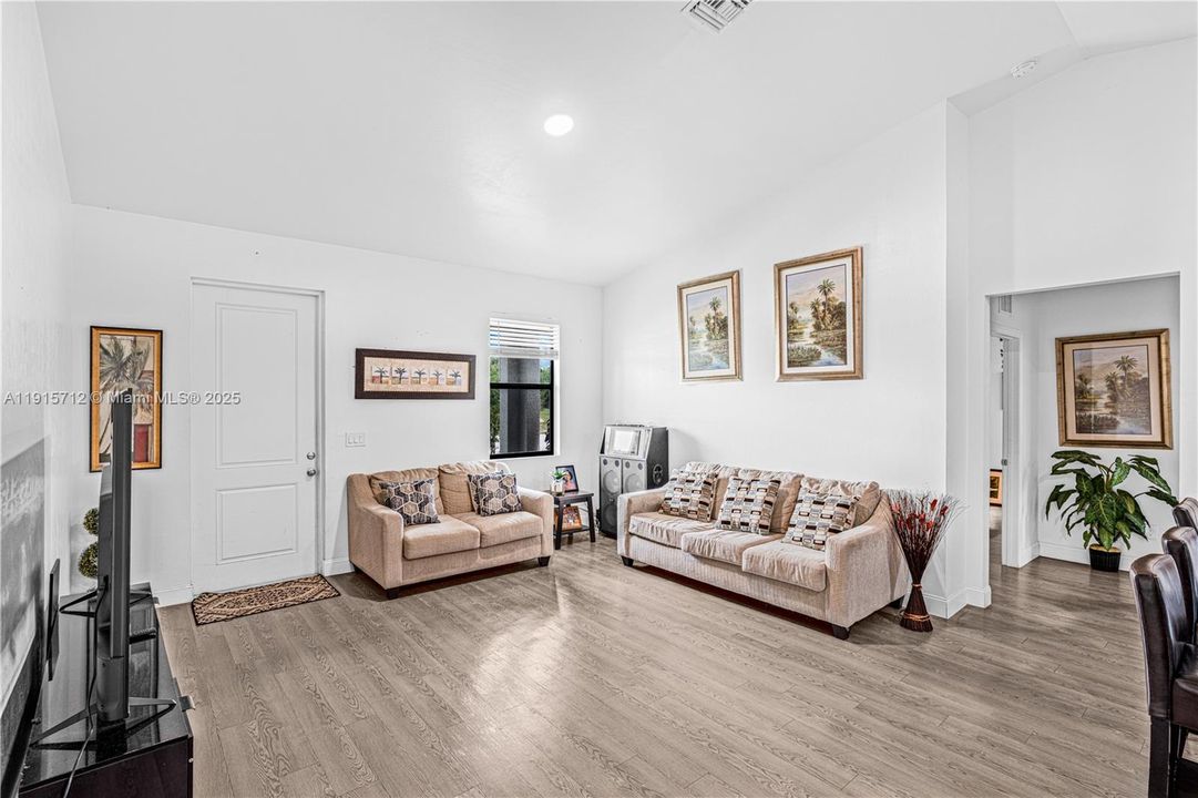 待售: $325,000 (4 贝兹, 2 浴室, 0 平方英尺)