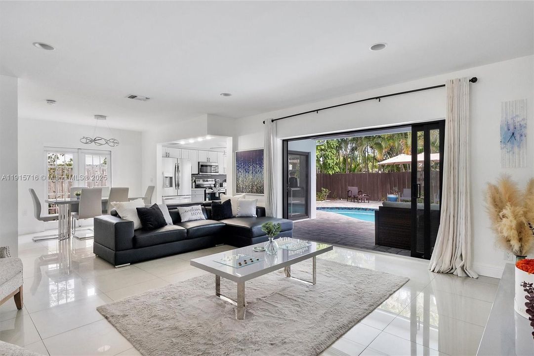 En Venta: $799,000 (4 camas, 2 baños, 1758 Pies cuadrados)