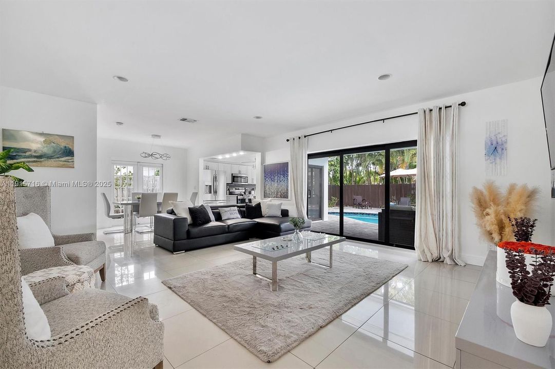 En Venta: $799,000 (4 camas, 2 baños, 1758 Pies cuadrados)