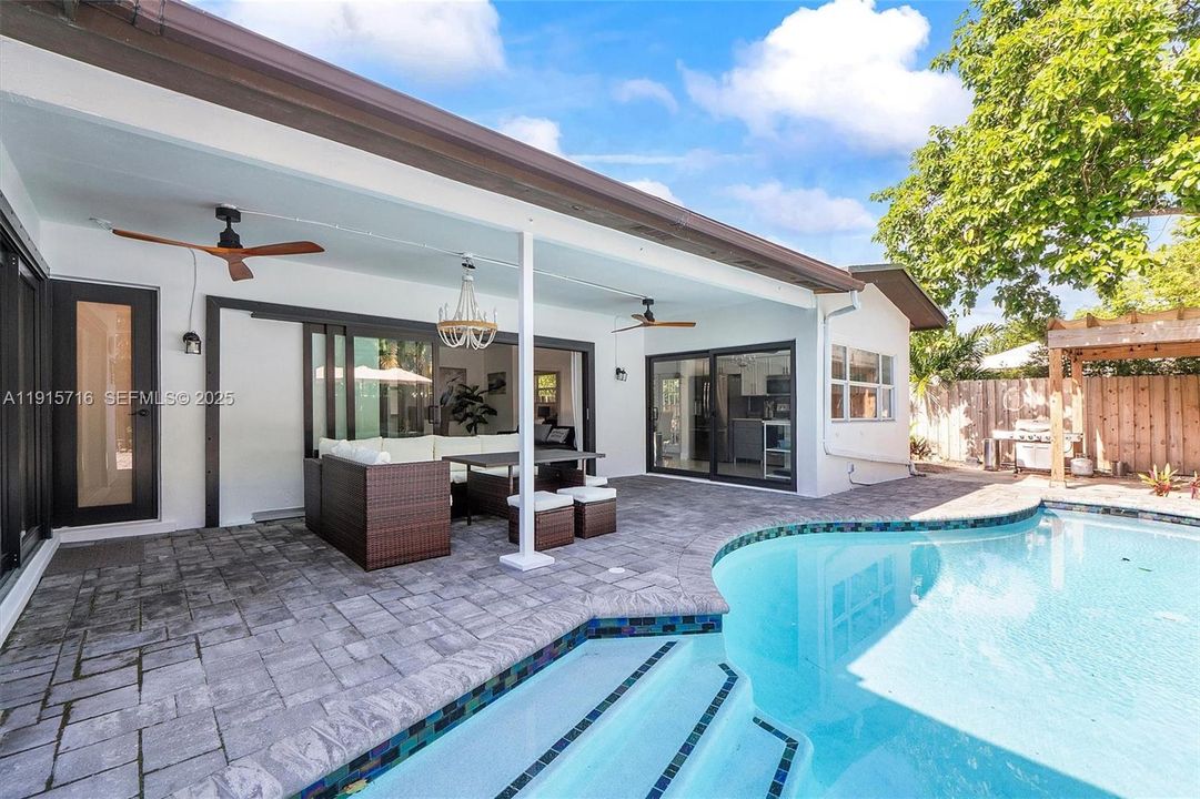 En Venta: $799,000 (4 camas, 2 baños, 1758 Pies cuadrados)