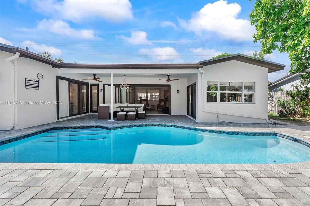 En Venta: $799,000 (4 camas, 2 baños, 1758 Pies cuadrados)