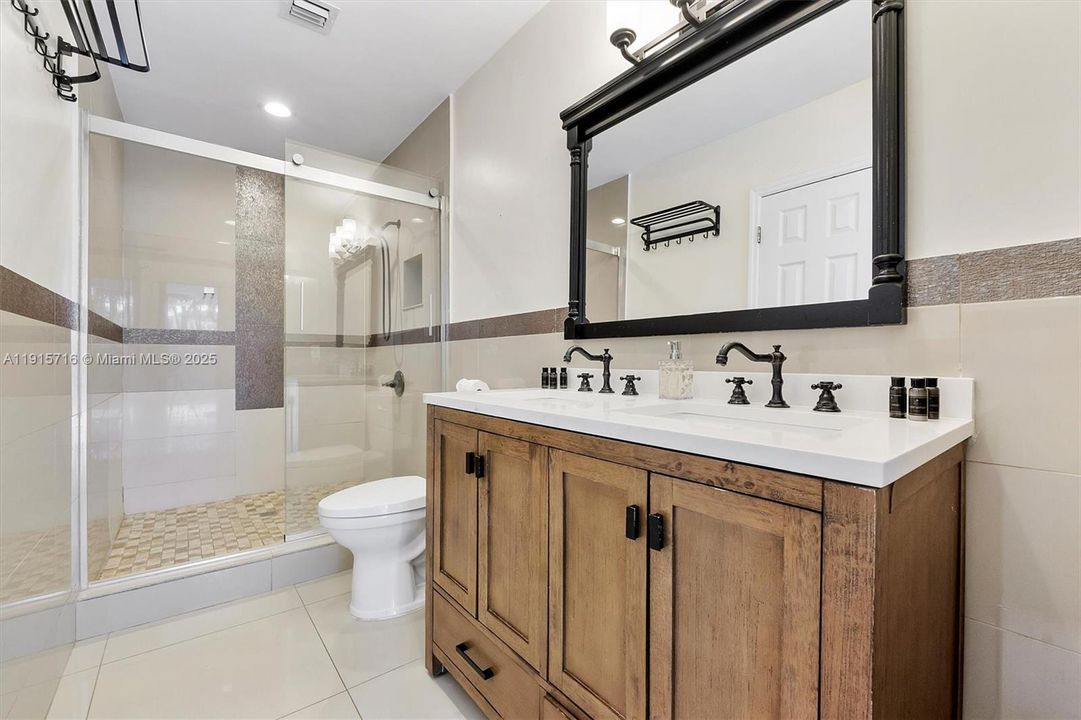 En Venta: $799,000 (4 camas, 2 baños, 1758 Pies cuadrados)