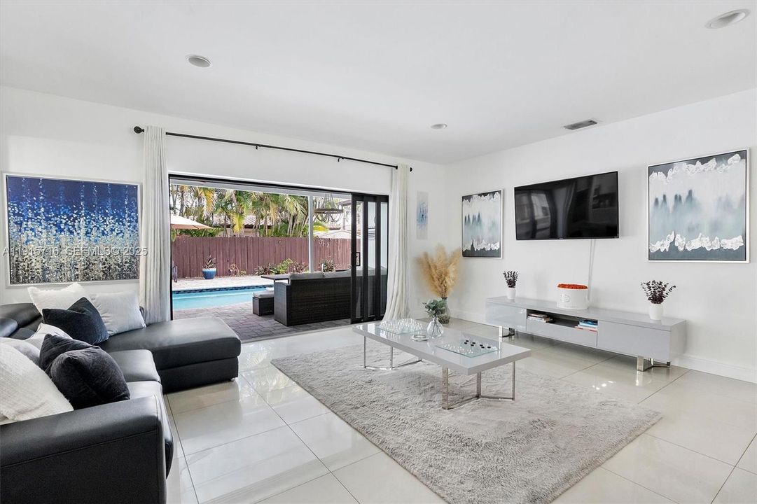 En Venta: $799,000 (4 camas, 2 baños, 1758 Pies cuadrados)