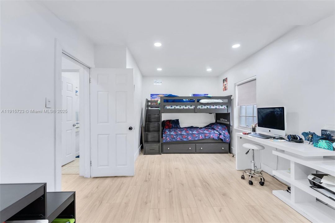 For Sale: $800,000 (2 beds, 2 baths, 2753 Square Feet)