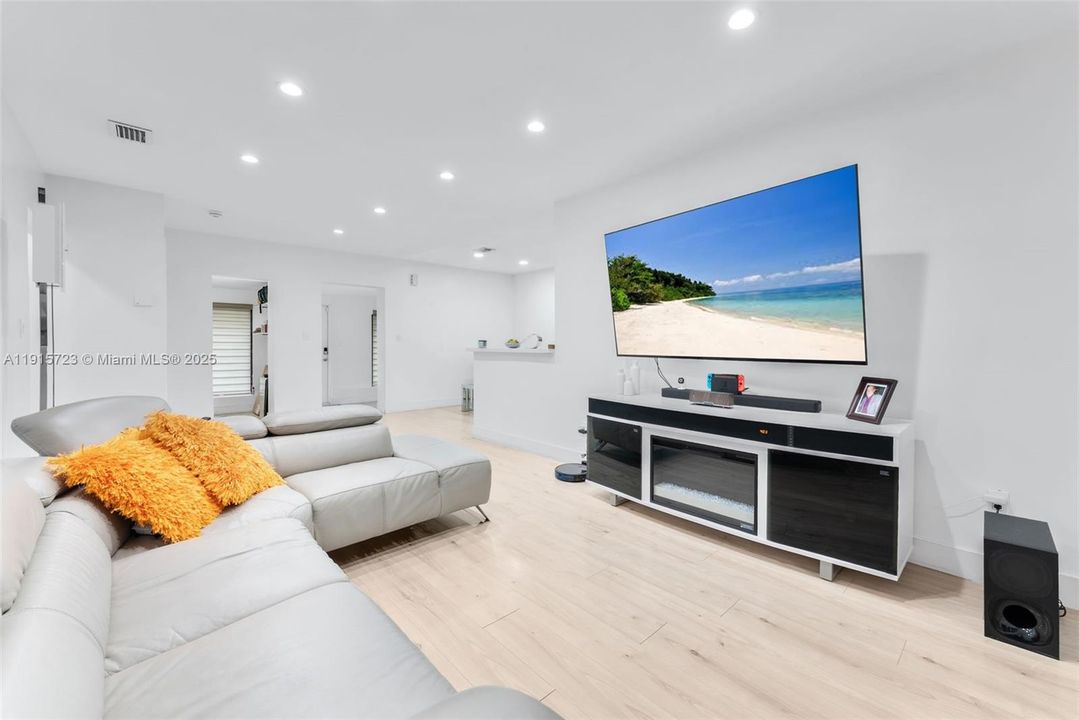 For Sale: $800,000 (2 beds, 2 baths, 2753 Square Feet)