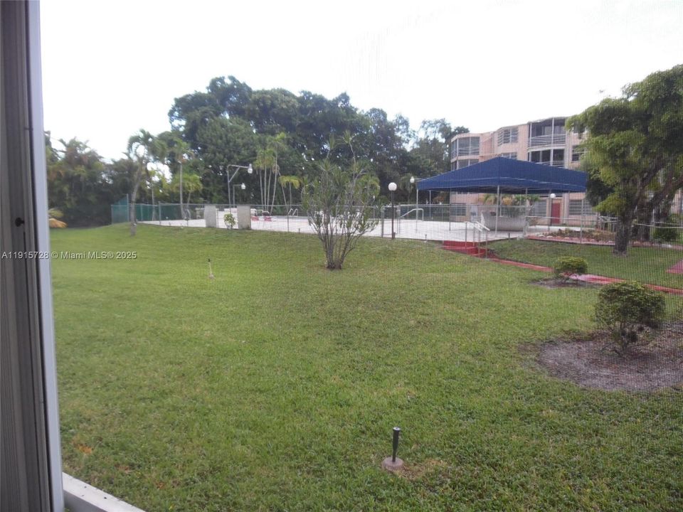 For Sale: $215,000 (1 beds, 1 baths, 898 Square Feet)