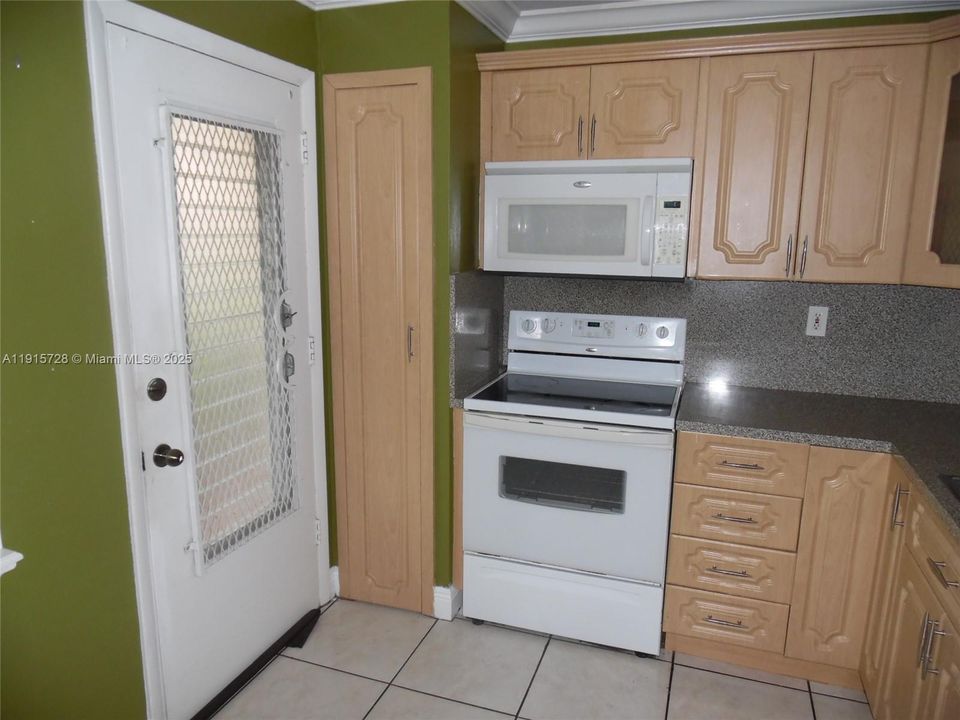 For Sale: $215,000 (1 beds, 1 baths, 898 Square Feet)