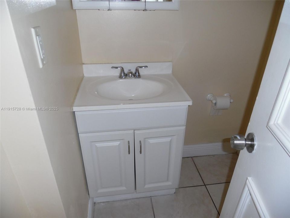 For Sale: $215,000 (1 beds, 1 baths, 898 Square Feet)