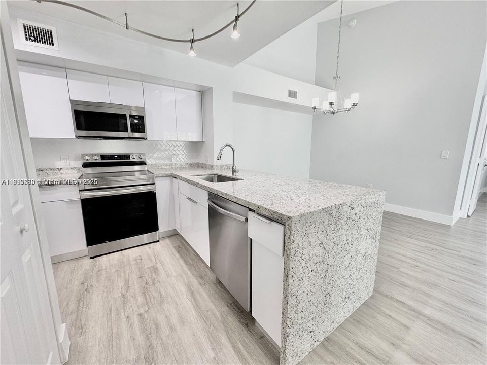 For Sale: $310,000 (2 beds, 2 baths, 1065 Square Feet)