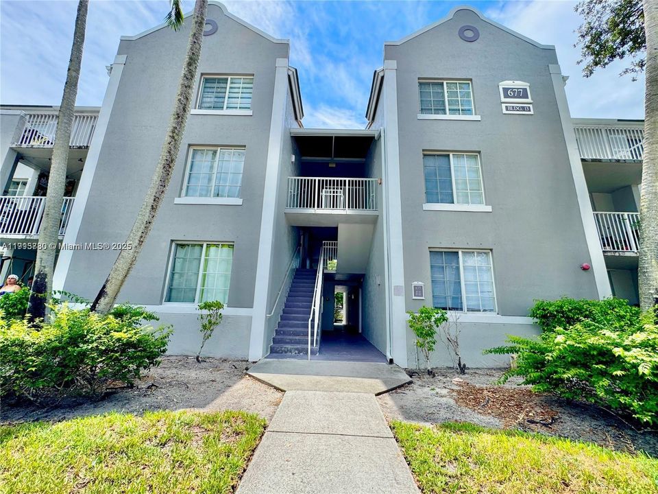 For Sale: $310,000 (2 beds, 2 baths, 1065 Square Feet)