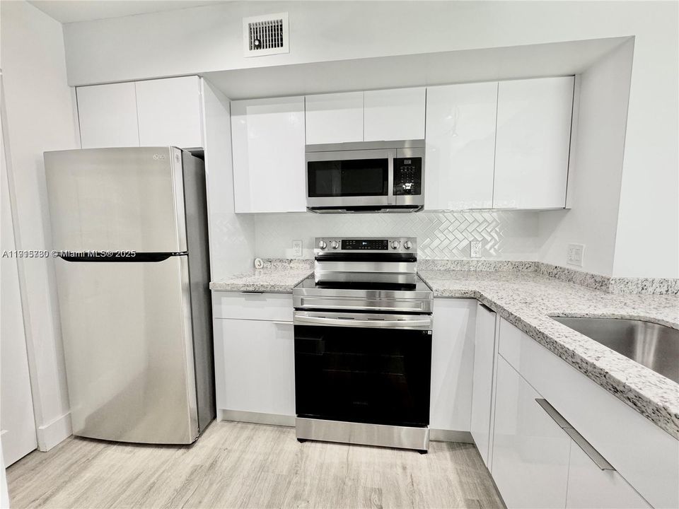 For Sale: $310,000 (2 beds, 2 baths, 1065 Square Feet)