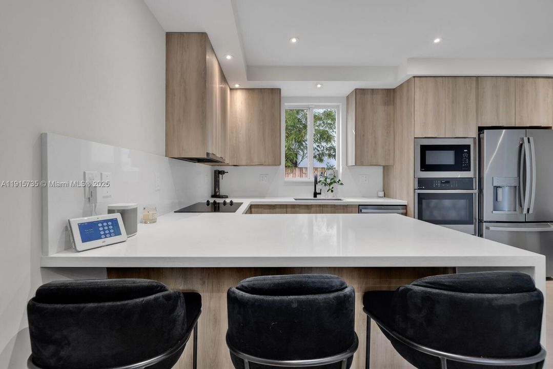 For Sale: $1,325,000 (3 beds, 3 baths, 1981 Square Feet)