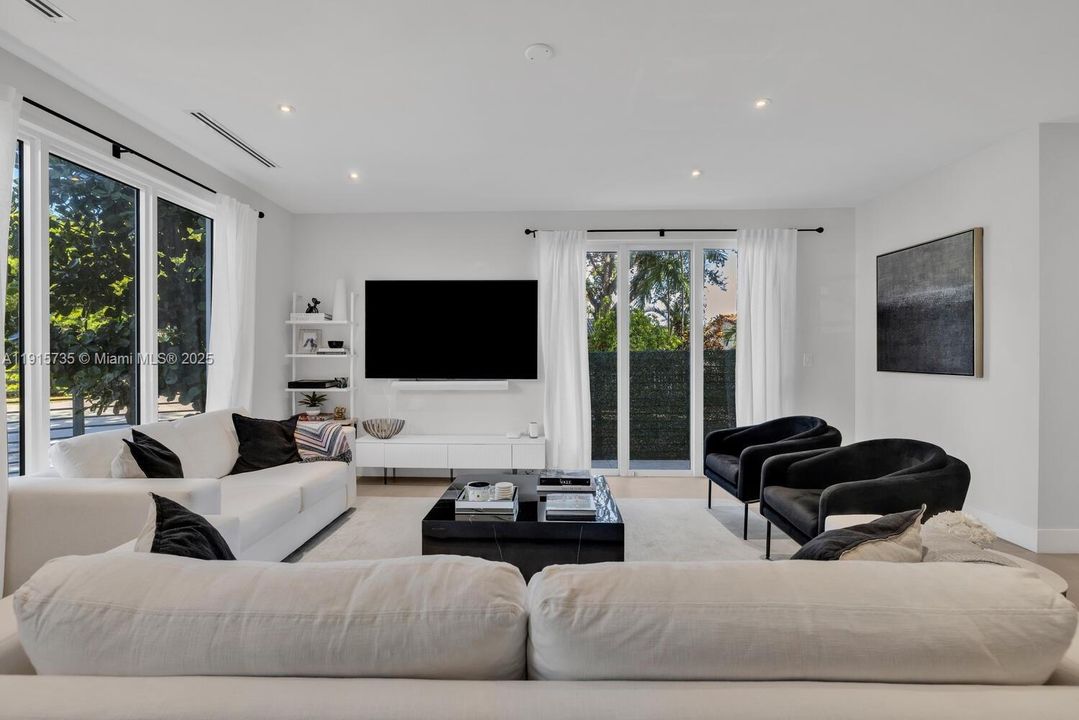 For Sale: $1,325,000 (3 beds, 3 baths, 1981 Square Feet)