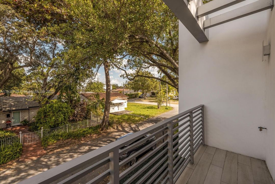 For Sale: $1,325,000 (3 beds, 3 baths, 1981 Square Feet)