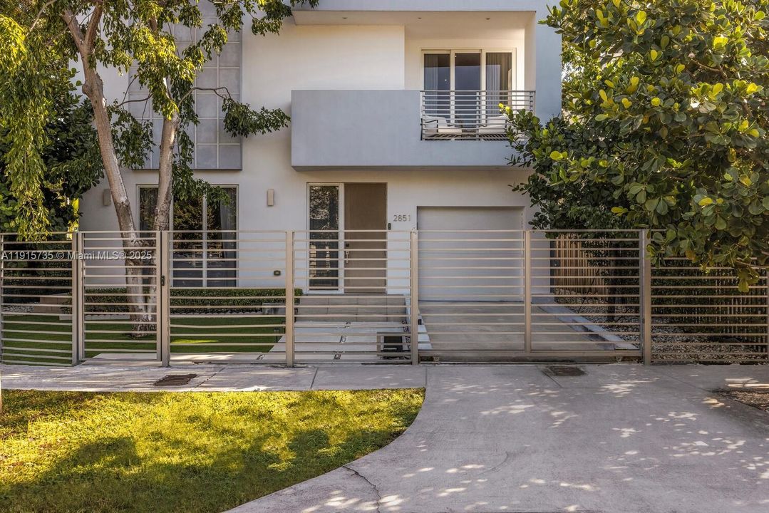 For Sale: $1,325,000 (3 beds, 3 baths, 1981 Square Feet)