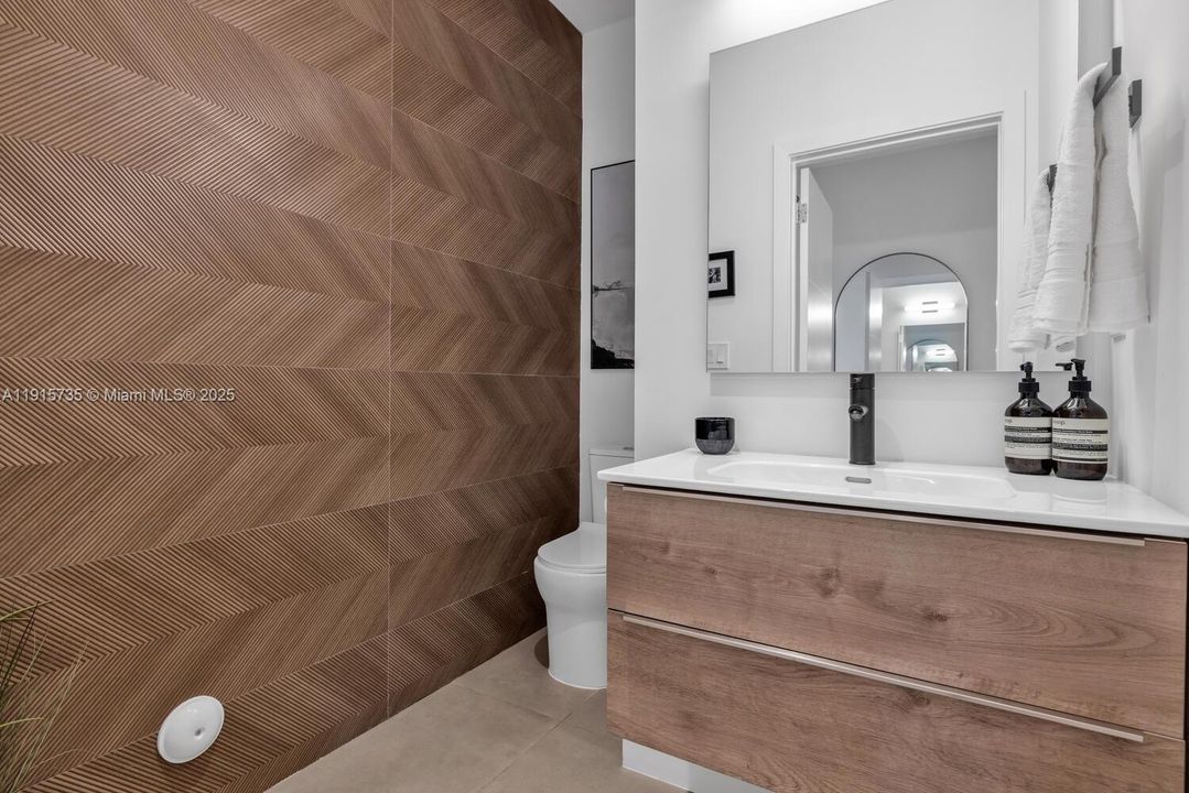 For Sale: $1,325,000 (3 beds, 3 baths, 1981 Square Feet)