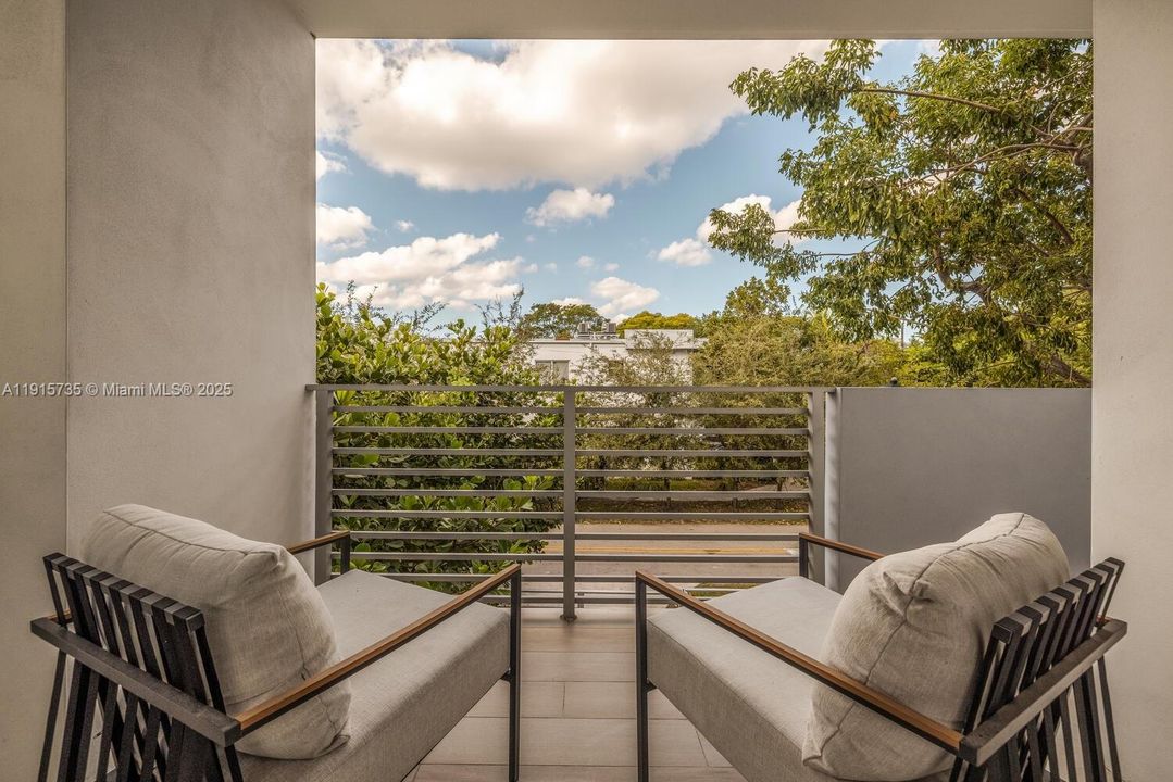 For Sale: $1,325,000 (3 beds, 3 baths, 1981 Square Feet)