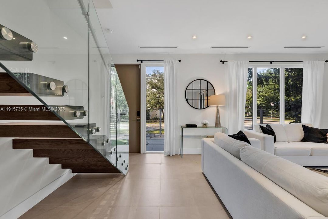 For Sale: $1,325,000 (3 beds, 3 baths, 1981 Square Feet)