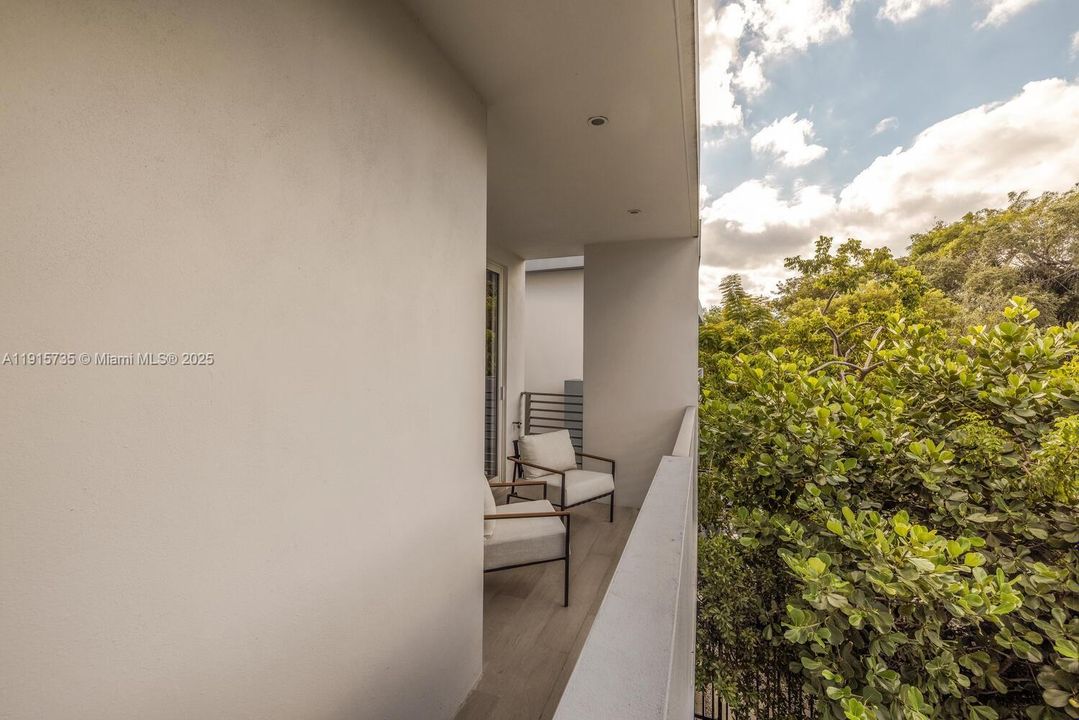 For Sale: $1,325,000 (3 beds, 3 baths, 1981 Square Feet)