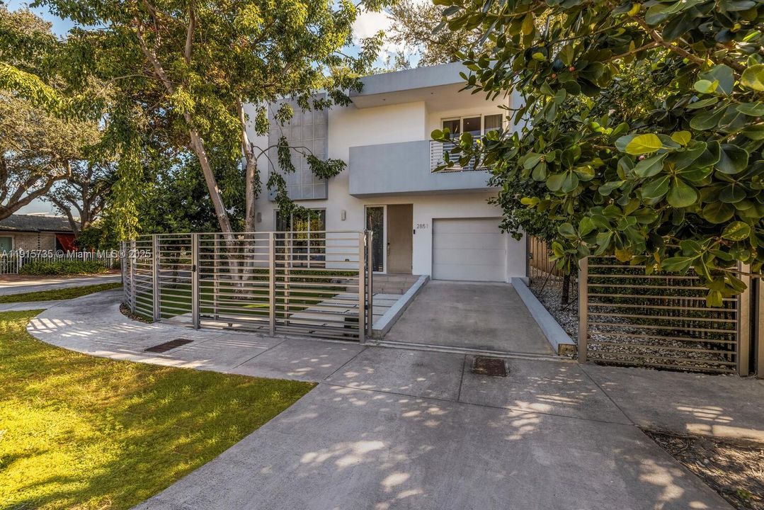 For Sale: $1,325,000 (3 beds, 3 baths, 1981 Square Feet)