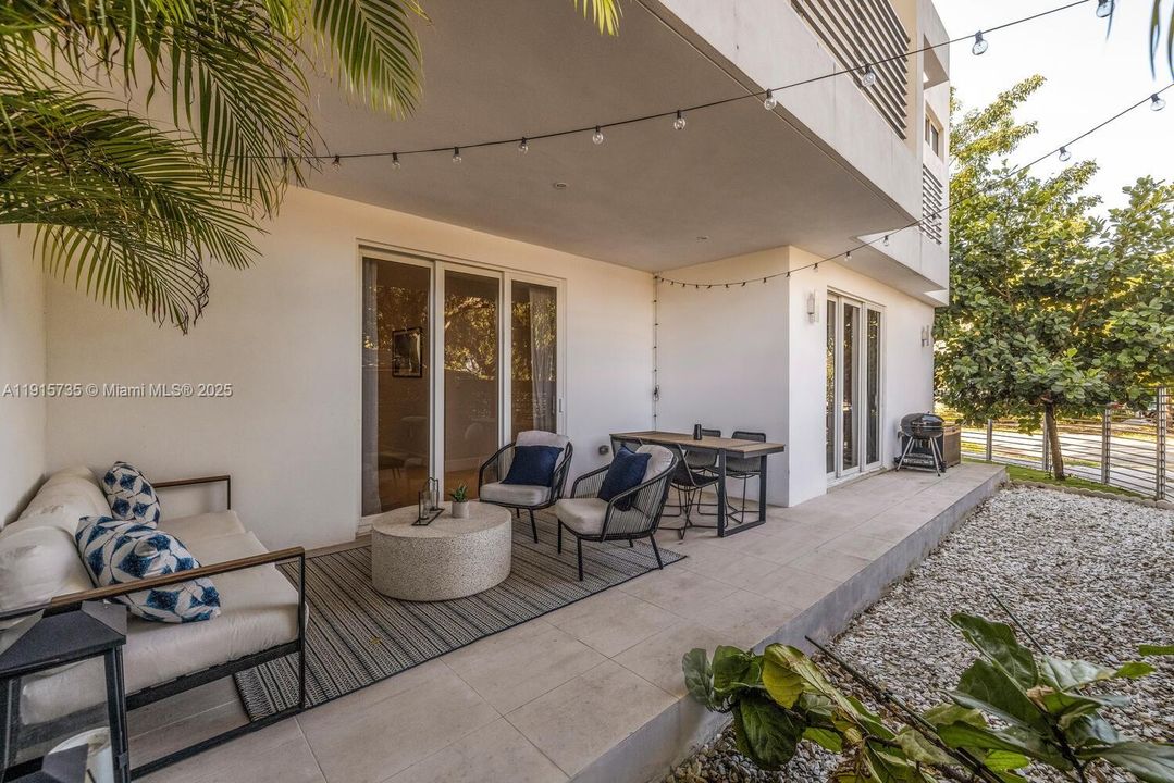 For Sale: $1,325,000 (3 beds, 3 baths, 1981 Square Feet)