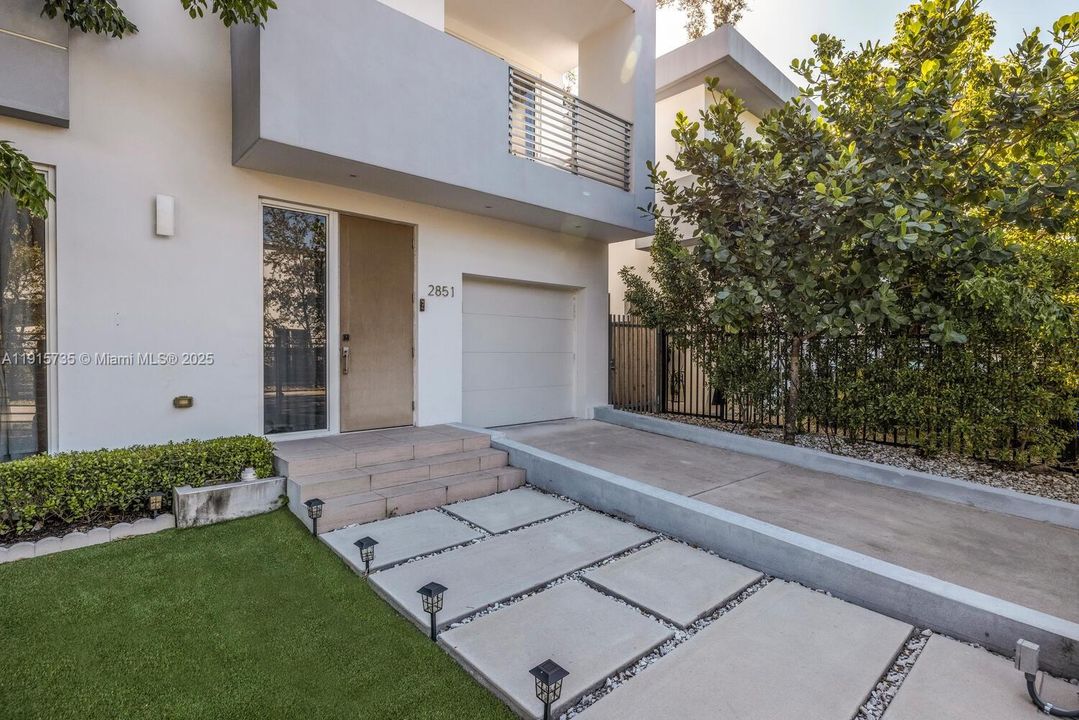 For Sale: $1,325,000 (3 beds, 3 baths, 1981 Square Feet)