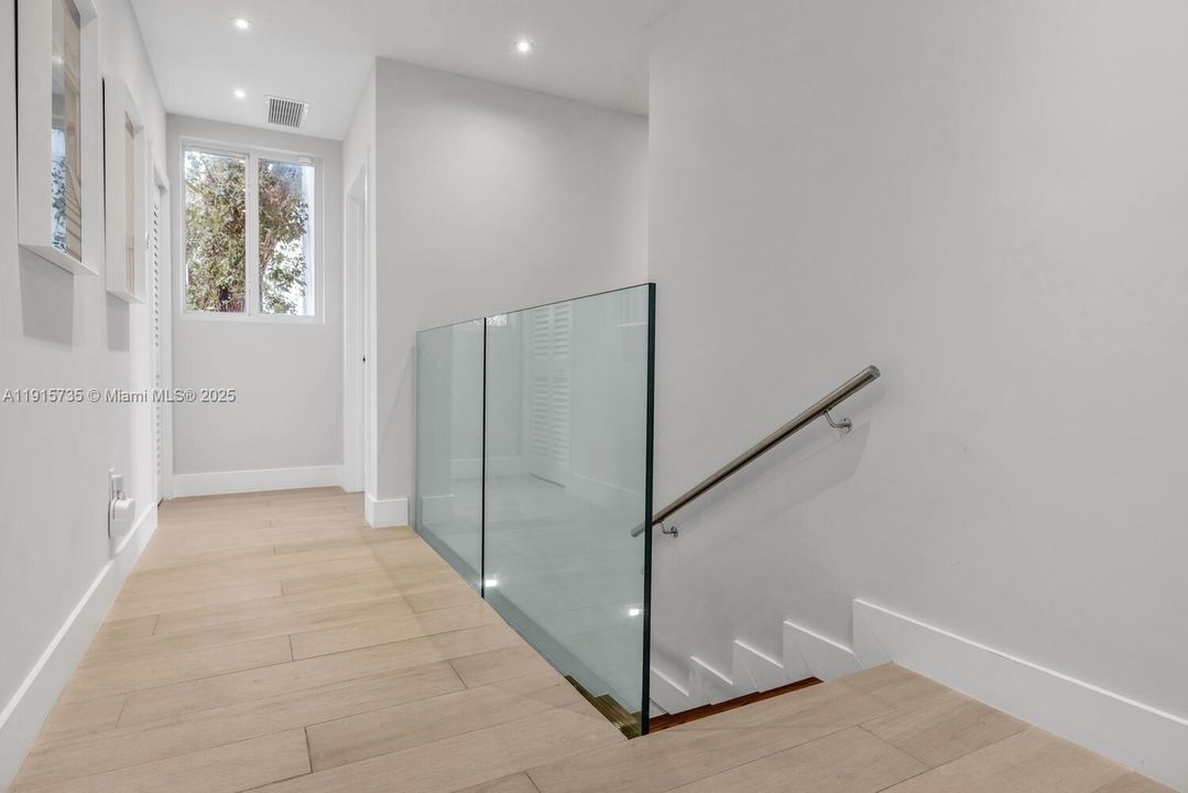 For Sale: $1,325,000 (3 beds, 3 baths, 1981 Square Feet)