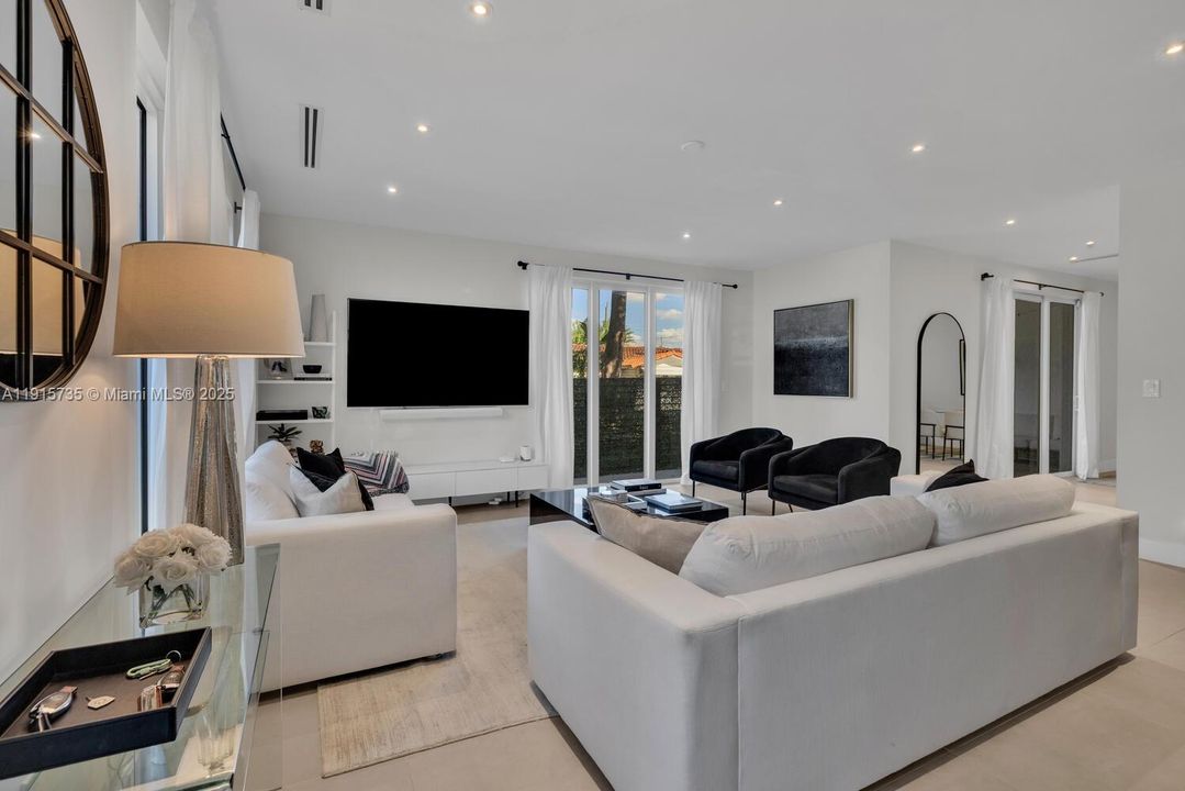 For Sale: $1,325,000 (3 beds, 3 baths, 1981 Square Feet)