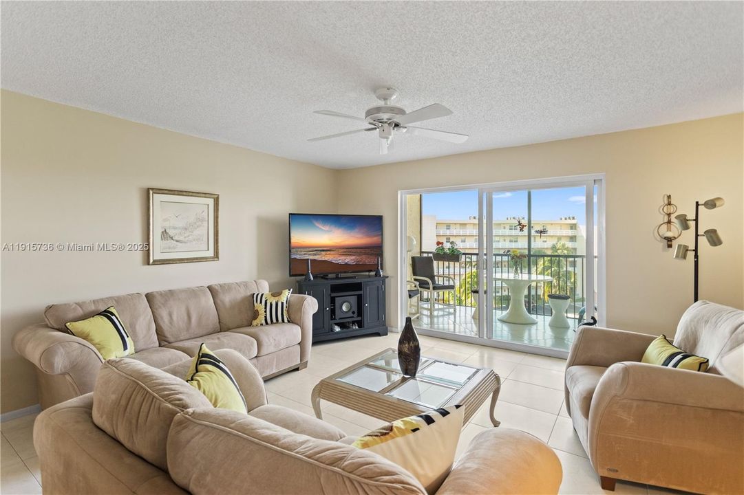 На продажу: $279,900 (2 спален, 2 ванн, 1190 Квадратных фут)