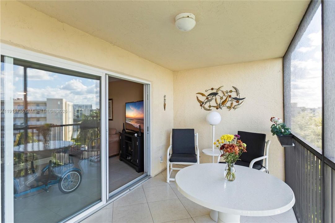 На продажу: $279,900 (2 спален, 2 ванн, 1190 Квадратных фут)