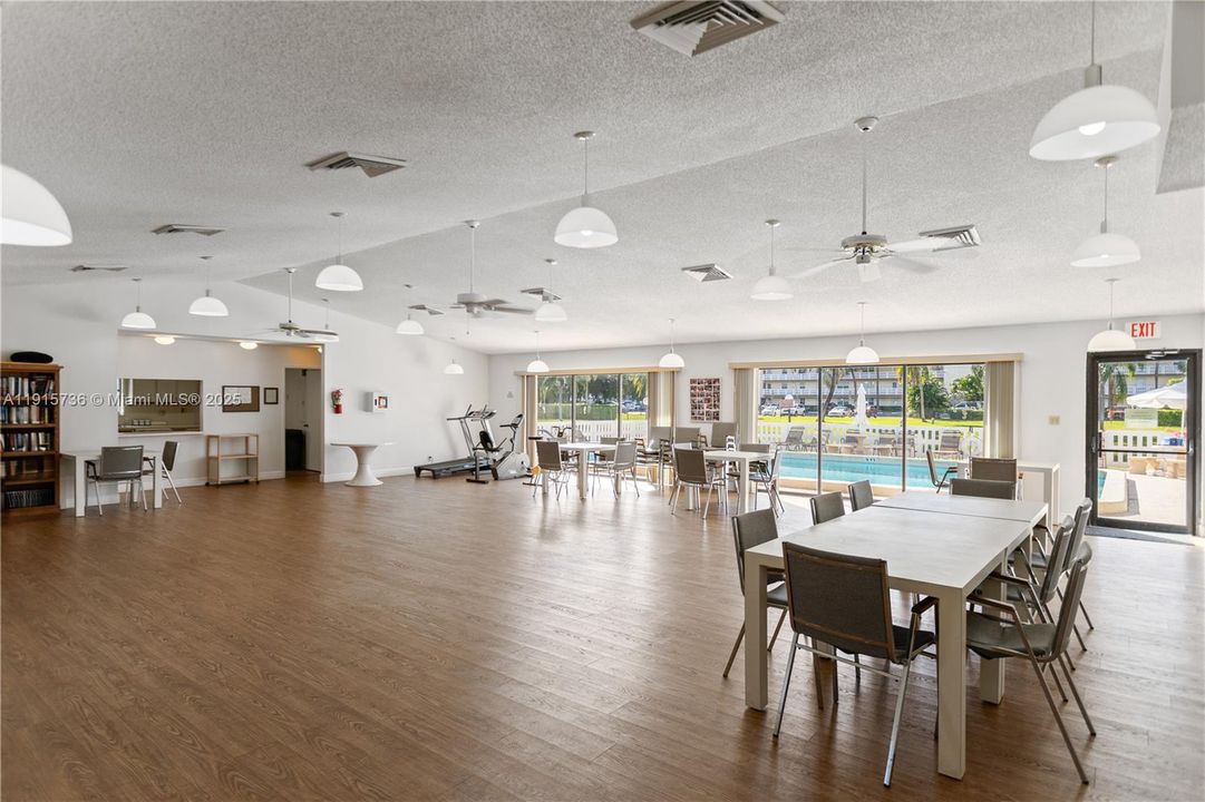 На продажу: $279,900 (2 спален, 2 ванн, 1190 Квадратных фут)