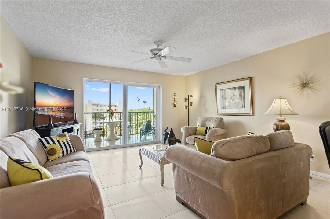 На продажу: $279,900 (2 спален, 2 ванн, 1190 Квадратных фут)