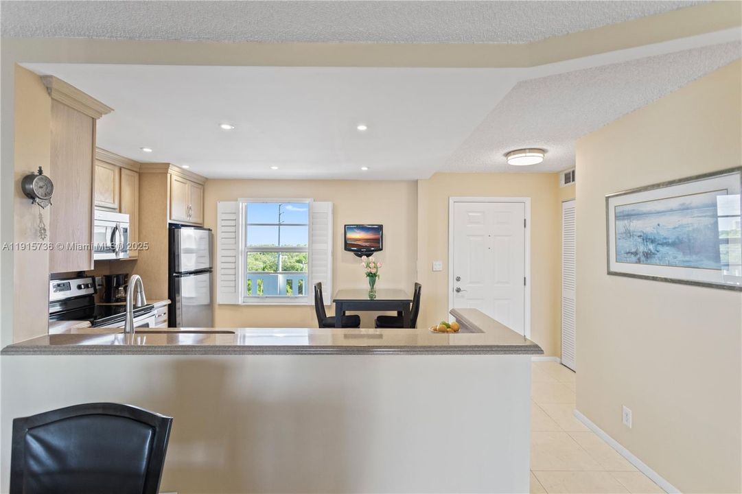 На продажу: $279,900 (2 спален, 2 ванн, 1190 Квадратных фут)