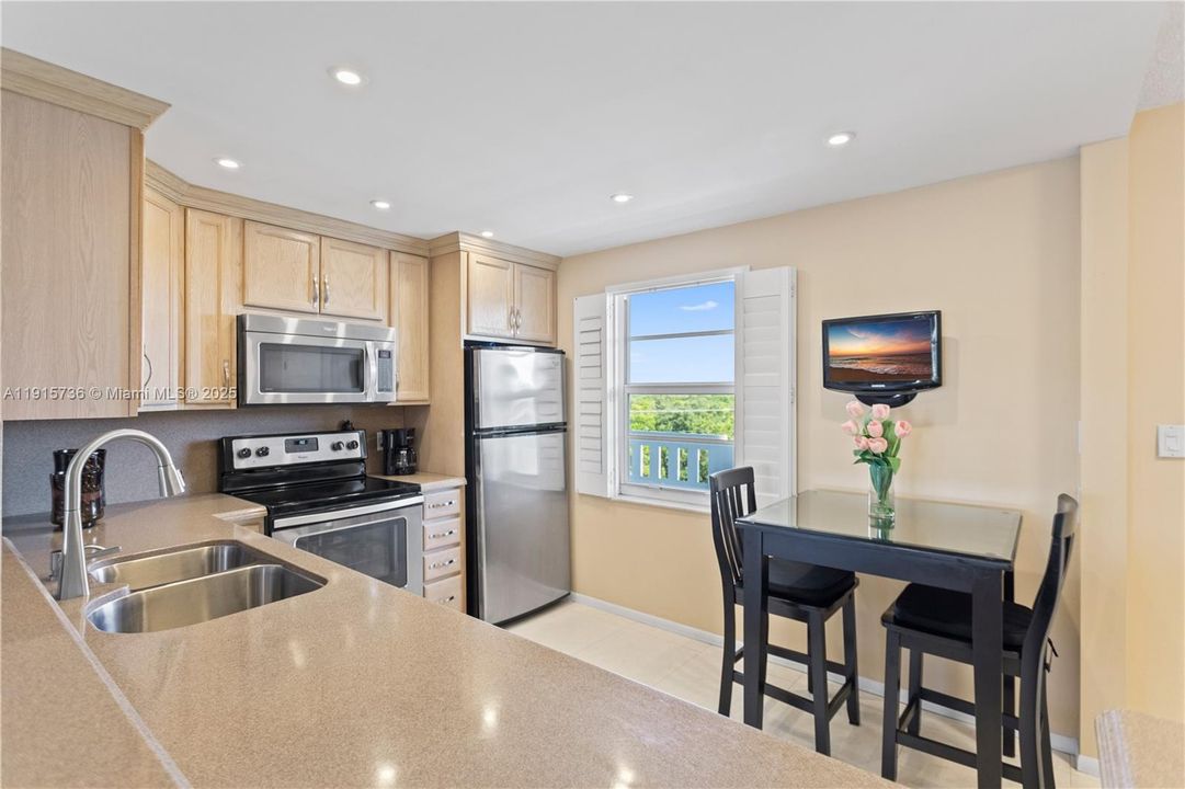 На продажу: $279,900 (2 спален, 2 ванн, 1190 Квадратных фут)