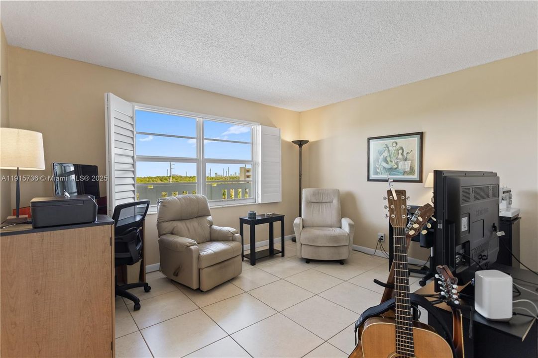 На продажу: $279,900 (2 спален, 2 ванн, 1190 Квадратных фут)